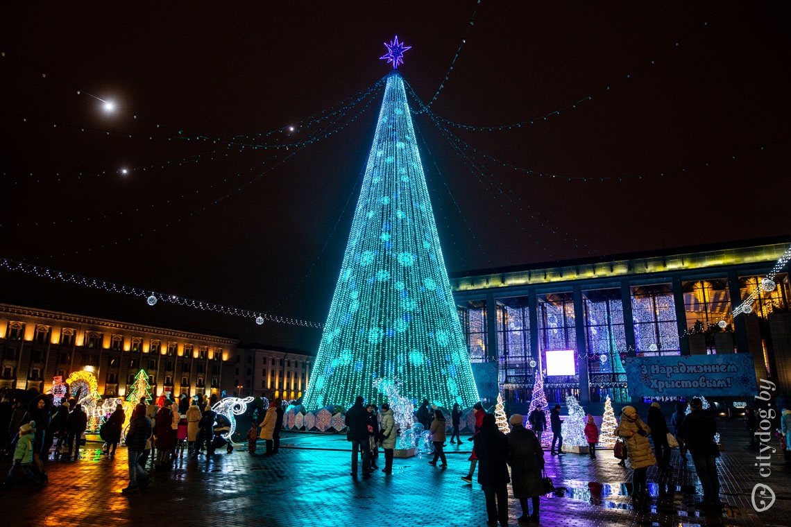 Новогодний минск. Новогодняя елка световая. Минск иллюминации. Центральная елка минска 2022. Иллюминация в минске во сколько.