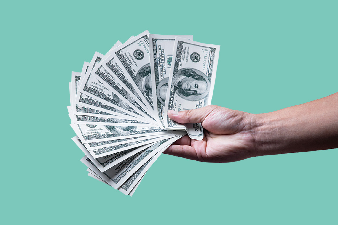 Картинка кредит одобрен. Выдача денег. 4 тысячи кредитов. Деньги сложенные пополам. Микрозаймы стоп.